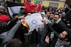 Angriffe auf synagogen und die verbrennung israelischer fahnen in deutschland haben empörung in der bundesregierung sowie bei vertretern von juden und christen ausgelöst. Antisemitismus In Deutschland Das Verbrennen Von Israel Fahnen Gehort Bestraft Politik Tagesspiegel