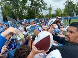 Fans flock to Detroit Lions training camp on a muggy Monday