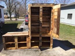 Paletten Schrank Selber Bauen Praktische Ideen Fur Diy Mobel Aus Europaletten Diy Paletten Diy Projekte Und Palettenschrank