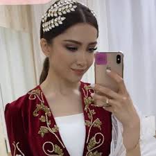 Dastavval moda ko'rgazmalarida va fotosessiyalarda taqdim etilgan liboslar keltiriladi. Bichish Playboard