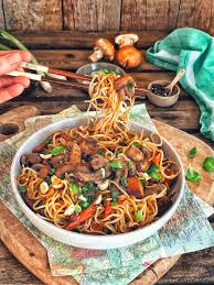 Nouilles Sautees Aux Champignons Carottes Et Tofu Fume Tofu Fume Recette Tofu Fume Tofu
