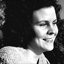 Sarah Hackworth's Instagram, Twitter & Facebook