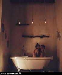 Segui i consigli dell'articolo per preparare l'ambiente, la vasca e aggiungere i dettagli finali. Bacio Appassionato Dentro La Vasca Da Bagno Facciabuco Com