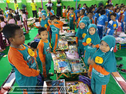 Dalam artikel oncom man ini akan menampilkan berbagai gambar dari mulai gambar binatang gambar tumbuh tumbuhan juga gambar pemandangan dan gambar gambar lainnya yang dapat dijadikan alat untuk berkreasi anak anak kita. Ribuan Anak Tk Beradu Kreatifitas Mewarnai Di Tamansiswa