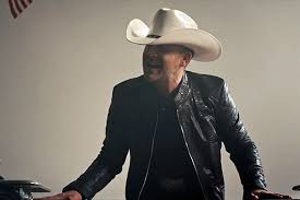 Justin Moore S The Ones That Didn T Make It Back Home Video Is A Heartbreaking Reminder Justin Moore Justin Chris Young