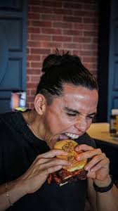 ¿Eres fan del billar o prefieres los dardos? 🎯✨, En Billy Gin hay opciones  para todos. ¡Demuéstrale a tus amigos quién es el mejor!, 📍Plaza Momoto,  Av. Huayacán, 2do nivel, ., ., ., #billygin ...