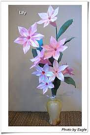 作品名稱 百合花 lily 從前年節時 都會買一大把 一大把的鮮花 花謝了 總是感嘆好花不常在 開始摺紙後 又開始有一大把 一大把的紙花 paper origami flowers paper flower arrangements