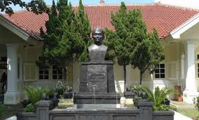 Di museum bank bri, anda dapat menyaksikan berbagai macam koleksi mata uang dari jaman ke jaman, mulai jaman voc belanda, portugis berikut adalah relief tembaga sebagai gambaran sejarah kiprah bank bridari masa ke masa. 10 Gambar Museum Bank Rakyat Indonesia Bri Purwokerto Sejarah Asal Usul Lokasi Alamat Jam Buka Tutup Latar Belakang Cerita Jejakpiknik Com