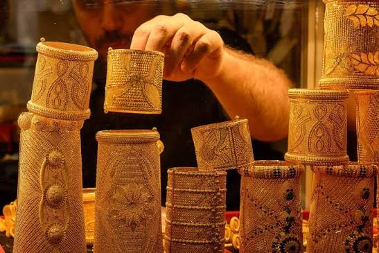 الذهب يواصل الصعود لليوم الرابع بفضل ضعف الدولار وآمال خفض الفائدة