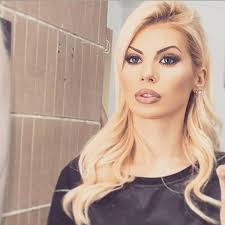 Femra me belin me te holle ne bote(FOTO/VIDEO) · SHQIPERIA IME · Facebook