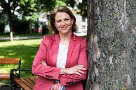 Previously, she was a member of the national council and from 2015 to 2018, and a member of the gemeinderat and landtag of vienna, where she also led. Uber Mich Beate Meinl Reisinger