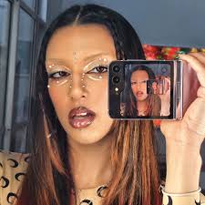 Beauty, styling and the #GalaxyZFlip5. Makeup master @rowisingh explores  how tech can complement her colour palette in MIZ Vogue