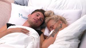 Sie #knutschen auf dem streifenwagen der polizisten. Heisse Sofa Nacht Love Island Marc Und Anna Knutschen Promiflash De