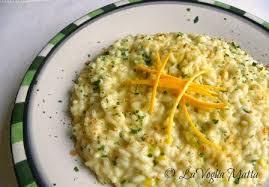 In un tegame soffriggere la cipolla e la scorza di un'arancia (lavata), in 1 cucchiaio d'olio e 20 g di burro. La Voglia Matta Risotto All Arancia E Porri