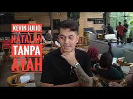 Akhirnya bisa upload video lagi, ini video buat kalian yang sudah ditinggal ayah peegi untuk selamanya, semoga kalian tabah ya menghadapi nya. Jelang Natal Tanpa Ayah Kevin Julio Bagai Patah Sayap Youtube