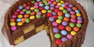 Gateau Damier Deco Kitkat Smarties Tm Gateau Damier Gateau Kitkat Gateau Smarties