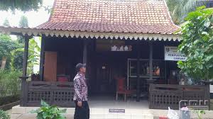 Selain itu, ada juga rumah adat tengger, rumah adat malang dan gambar rumah adat jawa timur lainnya. Rumah Adat Situbondo Rumah Sampang Berornamen Ukiran Flora Cendana News