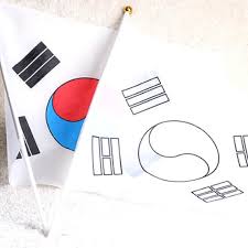 완성된 도안을 가지고 색칠만 하는 것은 어르신들께 매우 쉽기 때문에 난이도를 높이고자 반을 직접 그리시도록. íƒœê·¹ê¸° ìƒ‰ì¹ í•˜ê¸° ë¡¯ë°on