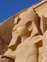 Haut Relief (art) œuvre sculptée sur un fond dont elle se détache créant une faible protubérance, un faible relief.