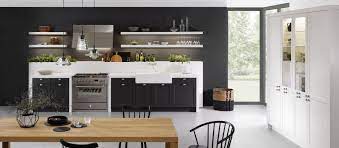 The Subtle Change Between Glossy Tile And Matte Black Grout Make Black Subway Tiles A Cool New Riff On Kitchen Design Interior Design Kitchen Kitchen Furniture
