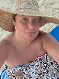 Ignore the bruises been injured all summer so wore socks and shoes 😭  however my background means I move multiple skin shades without tanning.  Help. How do I make my feet catch