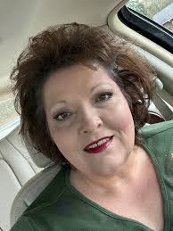 My sister, Myrna Wyckoff makes these beautiful wreaths and has made tons of  bags. I snapped some pics while I was there. The smaller wreaths are just  under 12inches across and perfect