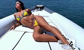 Γεννήθηκε και μεγάλωσε στη βέροια και στη πορεία μετακόμισε στη θεσσαλονίκη. Iwanna Mpella Oi Xymwdeis Kampyles Ths Kolazoyn Sth Mykono Pio Se3i Apo Pote Iciao