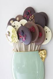 Ces Derniers Jours On Voit Fleurir Du Chocolat Partout J Ai Rencontre Monsieur Galler Le Celebre Chocolatier Be Chocolate Homemade Chocolate Lollipop Recipe