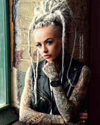 hubsches tatowiertes model demii leigh aus manchester perfektes foto von alan a andrew photo in 2020 tatowierte models dreadlocks madchen perfektes foto