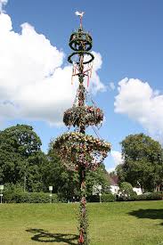 Det blir nog midsommarstång, hölass och traditionell midsommar mat! Kla Midsommarstang