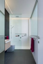 Badezimmer In Weiss Und Grau Und Tucher Als Frische Farbakzente Badezimmer Badezimmer Grau Weiss Badezimmer 4 Qm