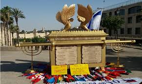 The cast metal ark is covered with gold and sits on a copper base that says ark of the covenant this elegant design is perfect for display in offices, congregations. Model Of Ark Of The Covenant Destroyed In Jerusalem Israel National News