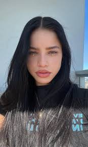 Emilia hace emotivo homenaje a su padre con su nuevo video