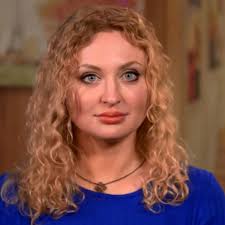 How does Natalie afford anything? She has no job, no job prospects, living  in LA, supporting her mom and now looking to get IVF to support another  human being? Like, how? :