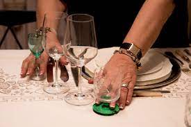 Quindi prendendo come punto di riferimento il coltello, perpendicolare a questo va messo il bicchiere dell'acqua, successivamente mettiamo quello (o quelli) del vino rosso e per ultimi quelli per il vino bianco. Con I Bicchieri Infrangete Le Regole Tempi Di Recupero Di Antonella D Isanto