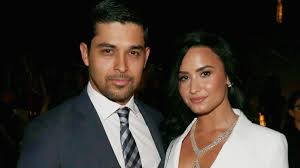 La cantante demi lovato reveló este miércoles (19.05.2021) que se identifica de género no binario y que va a cambiar sus pronombres, diciendo a sus fans que la decisión llegó después de un trabajo. Darum Distanziert Sich Demi Lovato Von Toxischen Menschen Promiflash De