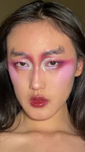 I fell out of the shower after this #editorialmakeup #creativemakeup  #avantgardemakeup #colorfulmakeup #preshowermakeup products: (*) gifted/pr  FACE -foundation @Huda Beauty easy blur 220 ...