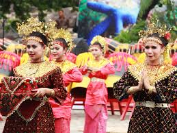 Menginang menjadi inang (menjaga anak dll). Sambutan Selamat Datang Dalam Tari Sekapur Sirih Indonesia Kaya
