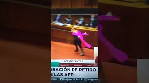 Pamela jiles insultó con groserías a piñera en plena votación. Pamela Jiles Celebra Votacion En La Camara Corriendo Como Naruto Youtube