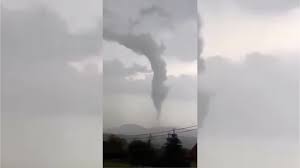 Tornado uszkodziło wiele domów we wsiach hrusky i moravska nova ves w pobliżu granicy ze. Tkuwtahj Yn5nm