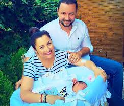 Portretul de familie este adorabil. Andra Si CÄtÄlin MÄruÅ£Ä Se PregÄtesc De Botezul MicuÅ£ei Eva Maria Ioana TrÄieÈte Muzica