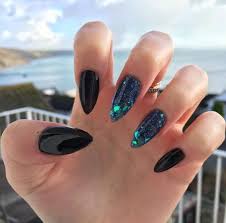 Aquí encontraras la mejor moda de uñas acrilicas 2021 verano negra uñas acrilicas negras si estás buscando imágenes o fotografías para inspirarte hacer tú misma tus propias uñas acrílicas negras sigue. Unas Decoradas Negras Solo Para Amantes Del Negro Tutoriales