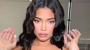 Кайли — дочь кейтлин дженнер и светской львицы крис дженнер. Kylie Jenner Her Looks For Sale On Kardashian Kloset Are A Big Hit Archyworldys