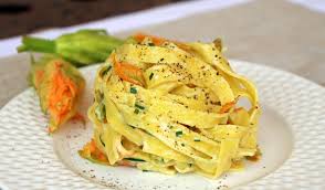 Preparate la farcitura dei fiori: Tagliatelle Con Robiola E Fiori Di Zucca Fine Semplicita
