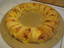 Scrambled Egg Breakfast Wreath Made With Eggs Cheese Ham And Croissant Rolls Breakfast Recipes Recipes Yummy Food