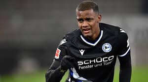 Hertha (platz 15) hat 30 punkte, bielefeld (platz 16) auch. Wer Zeigt Ubertragt Arminia Bielefeld Vs Sc Freiburg Live Im Tv Und Livestream Die Ubertragung Der Bundesliga Auf Dazn Dazn News Deutschland