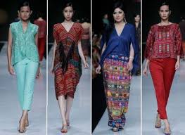 Koleksi model baju atasan tenun hadir untuk memberi pilihan beragam gaya etnik mulai dari casual, simpel, fun, trendi, feminin, edgy, sampai tradisional. Facebook