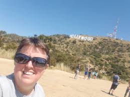 How far down Hollywood Beach in 1986 before spotting a lifeguard?