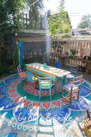 Bunte Sitzecke Mit Riesen Mandala Auf Beton Boden Und Einem Tresen Mit Karibik Deko Bine Brandle Diy Do It Yourself Hinterhof Terrasse Deck Dekoration Und Sitzecke