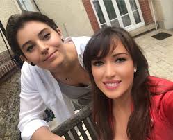Elsa esnoult est discrète sur sa vie privée car elle qui dit rever du prince charmant, de mariage et de plein d'enfants est en faite lesbienne et vit depuis avril 2019 une romance avec charlotte une ex collègue de travail (lma). Facebook